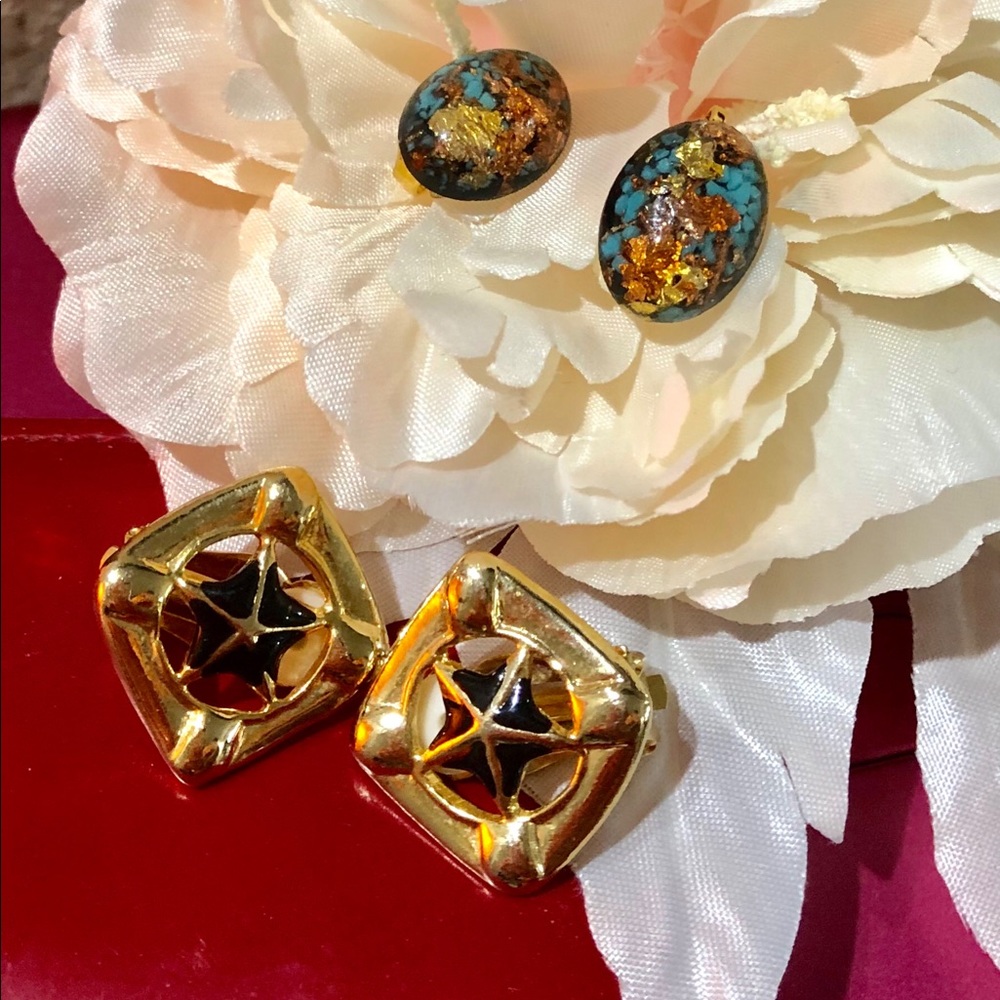 VINTAGE GOLD CLIP ON EARRINGS - Picture 2 of 3